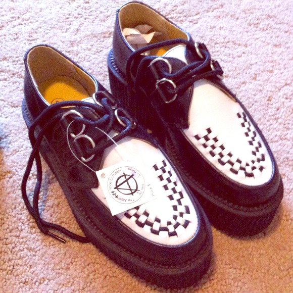 Anarchic/TUK black & white shoes with platform