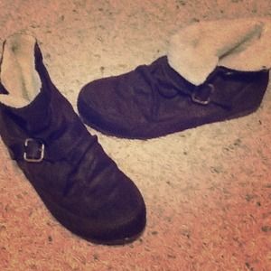 Little brown buckled booties ❤