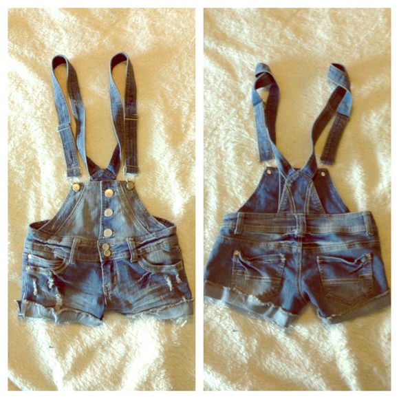 Size 2/3 Cute short overalls! Stretchy