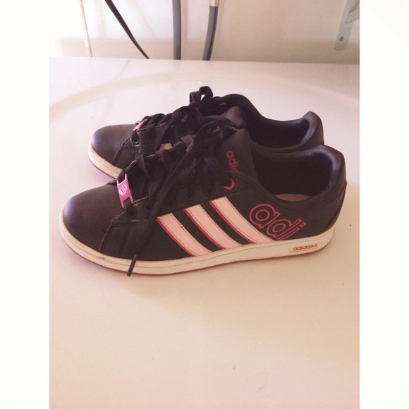 🌺SOLD🌺 Authentic Pink x Black Adidas Sneaker✨