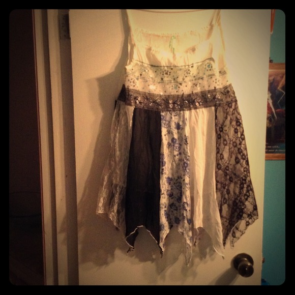 Sz medium tank black white and blue flower print