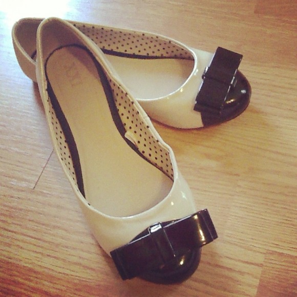 REDUCED Black & white flats