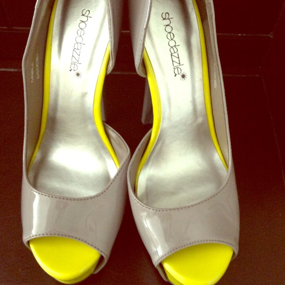 🌟Sold!!🌟 Grey/ Neon yellow peep toe shoedazzle.