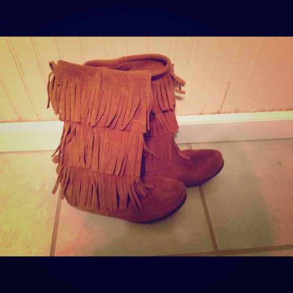 Minnetonka Fringe Boots size 8