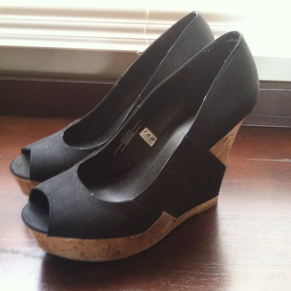 9&1/2 Black and cork wedge!