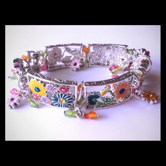 Jewelry - Flower stretch bracelet - bright and pretty! 🌺