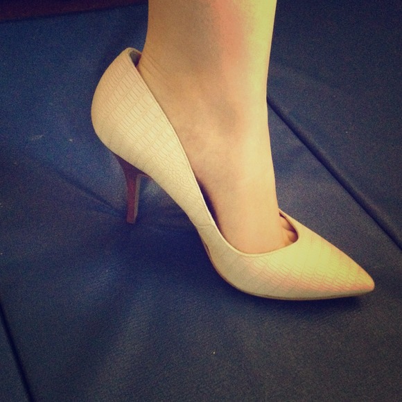 BRAND NEW GUESS SHOES! So cute with any outfit!