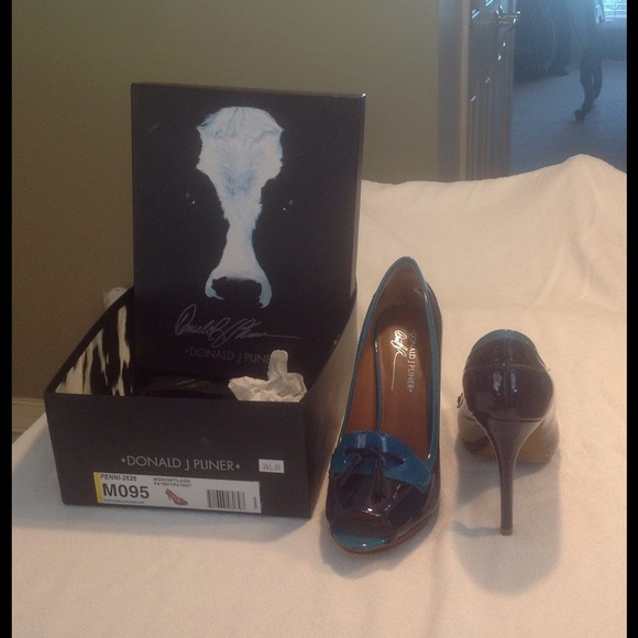 Donald Pliner Navt and turquoise peep toe pumps