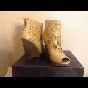 Boots peep toe