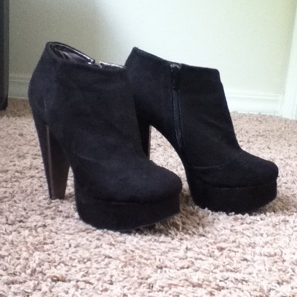 FOR @mermaidsongs!! Gorgeous Black Heeled Booties