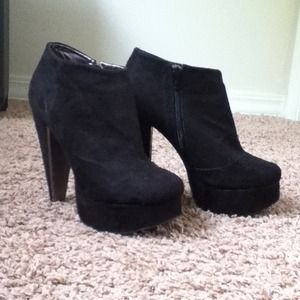 FOR @mermaidsongs!! Gorgeous Black Heeled Booties
