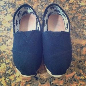 Black TOMS