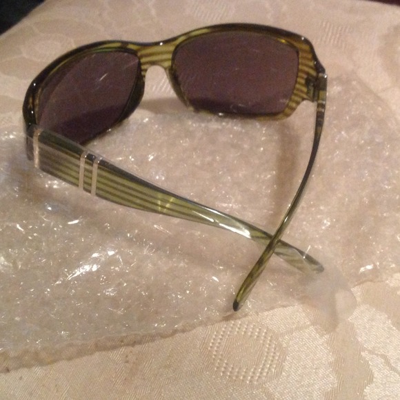 Women's Sunglasses - Picture 2 of 4