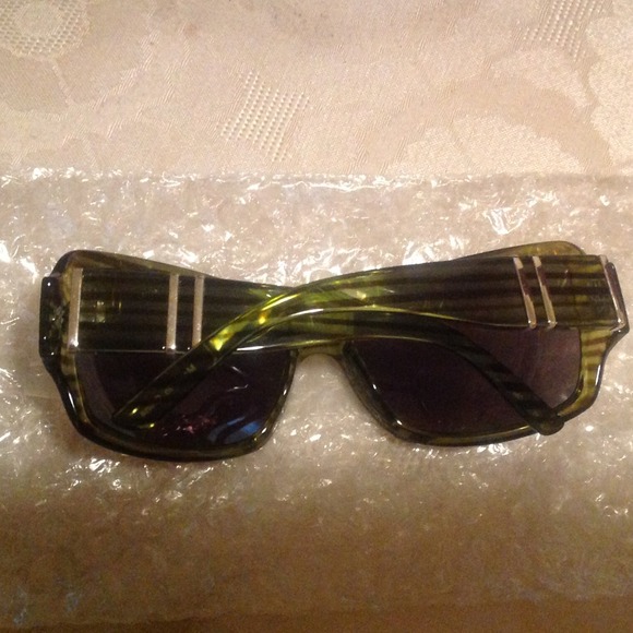 Women's Sunglasses - Picture 3 of 4