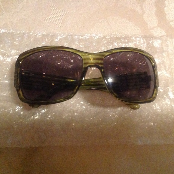 Women's Sunglasses - Picture 4 of 4