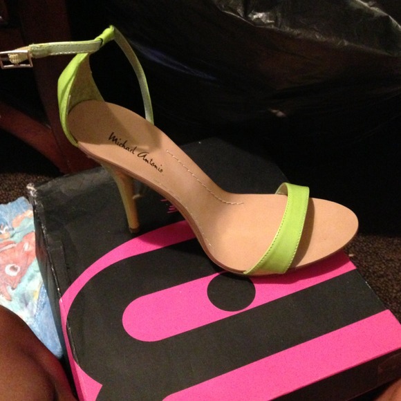 Heels - Picture 2 of 2
