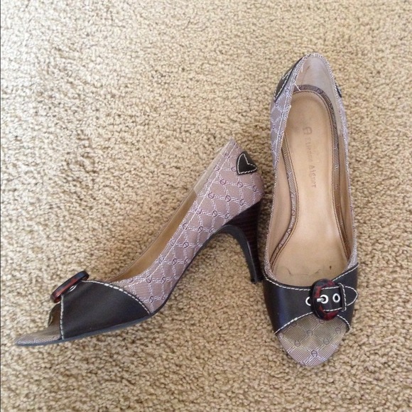 Etienne Aigner Size 8 peep toe shoes