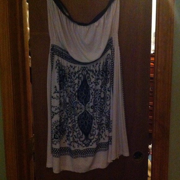 Sleeveless black and white dress