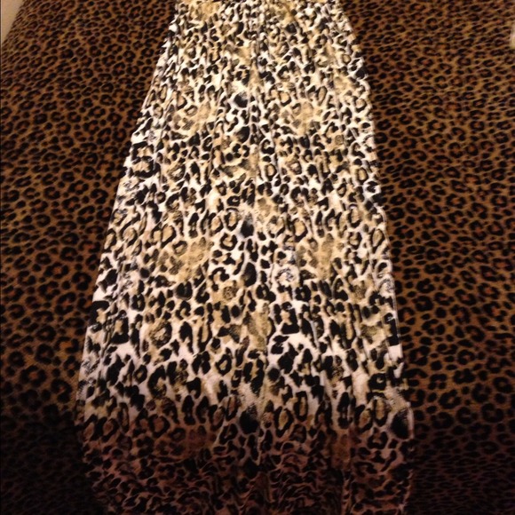 Leopard Maxi-Dress 👗 - Picture 2 of 4