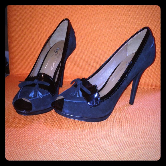 Black patent/ suede pumps