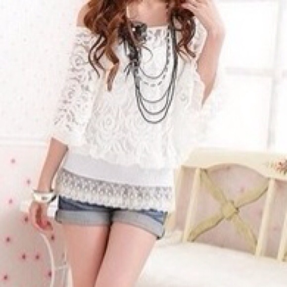 💟SOLD💟 White Batwing Sleeve Lace Blouse - Picture 2 of 4