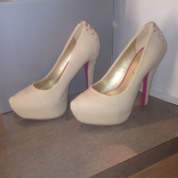 Host Pick🎈Nude Shoedazzle Signature Sole