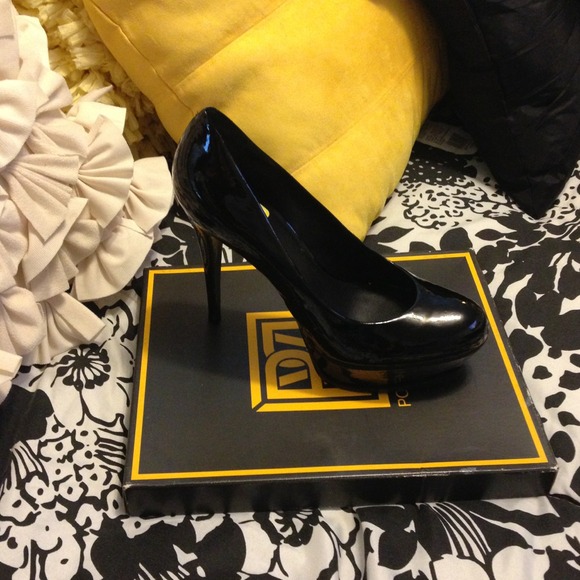 Pour La Victoire Black Portia Pump