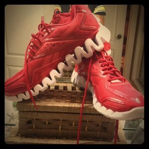 New reebok zig tech red w/ white size 11 mens