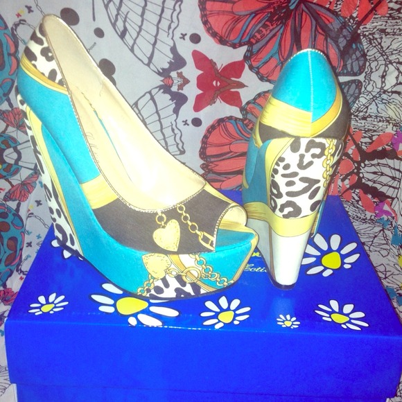 REDUCED! ❤ Super cute wedges! Never worn!