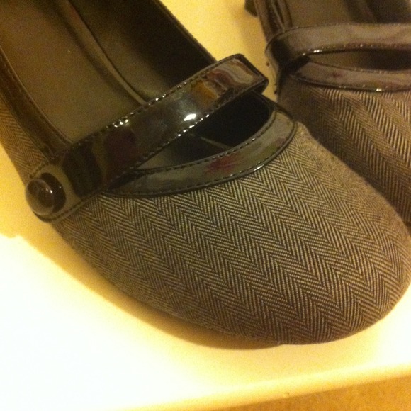 Baby doll style grey heels - Picture 3 of 3