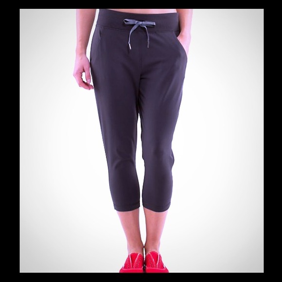 EUC{HOLD} Lululemon grey Free Fall crop sz 6!!!