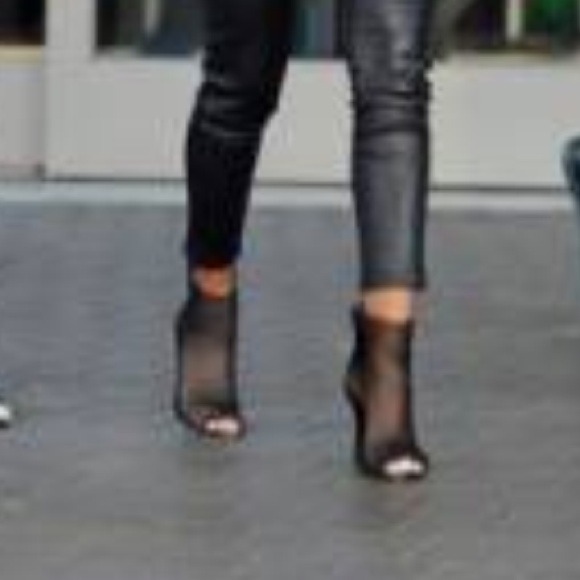 CAN YOU ID THESE SHOES?