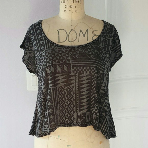 Geometric crop top with mesh opening on back