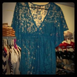 Medium eyeshadow lace top