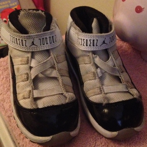 Kids Jordans - Picture 3 of 4