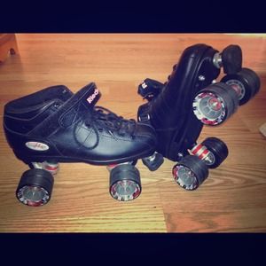 💕A pair of Riedell roller skates💕