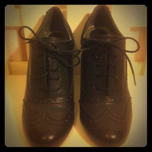 Timeless black lace up heels!