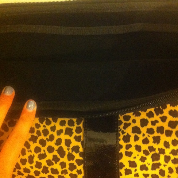 Liz Claiborne cheetah print laptop case. - Picture 3 of 4