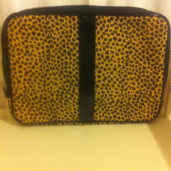 Liz Claiborne cheetah print laptop case. - Picture 4 of 4