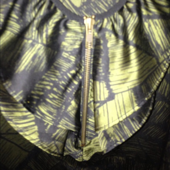 Forest green and black ruffle top - Picture 2 of 2