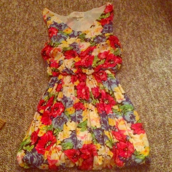 Cute spring flower pattern dress! Size Medium!