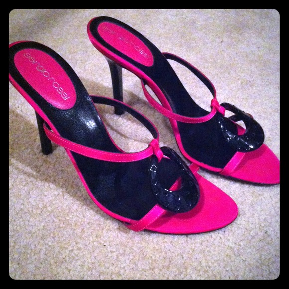 Pink & black heels. Cute!