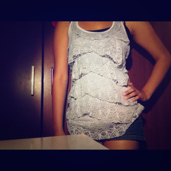 Silver top ! Really cute 🎀 - Picture 1 of 2