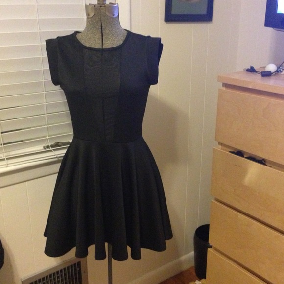 Dresses & Skirts - Host Pick ✨ Trendy Cutout Dress