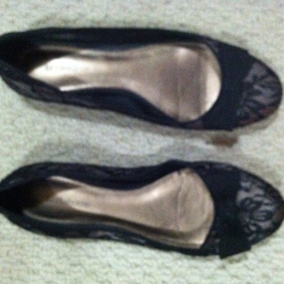 Nude with black lace ballerina flat