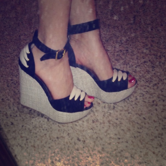 Gorgeous black wedge. Sz 6