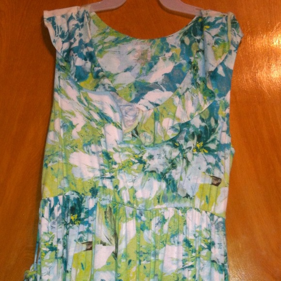 Pretty t-shirt material versatile dress. Like new!