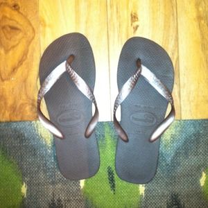 Bundle for bern: green havianas and brown havianas