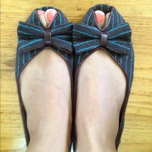 **SOLD!!** Peep-toe Flats