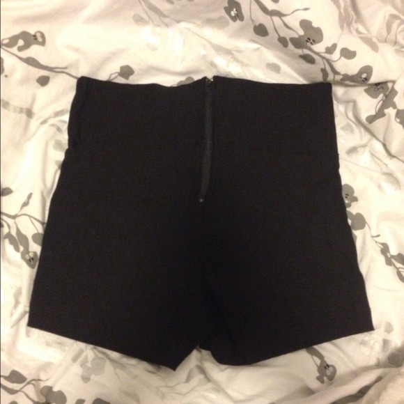 High-waisted Shorts - Picture 4 of 4